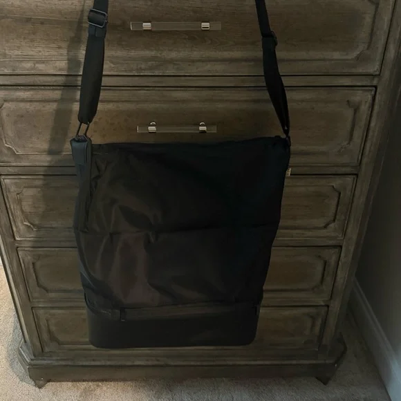 BEIS Sleek Black Cressent Crossbody Weekend Bag - Picture 5 of 13